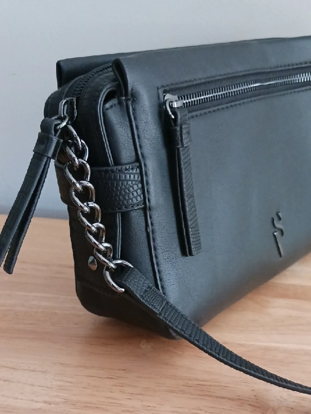 Simply Vera Black Sintra Crossbody Bag